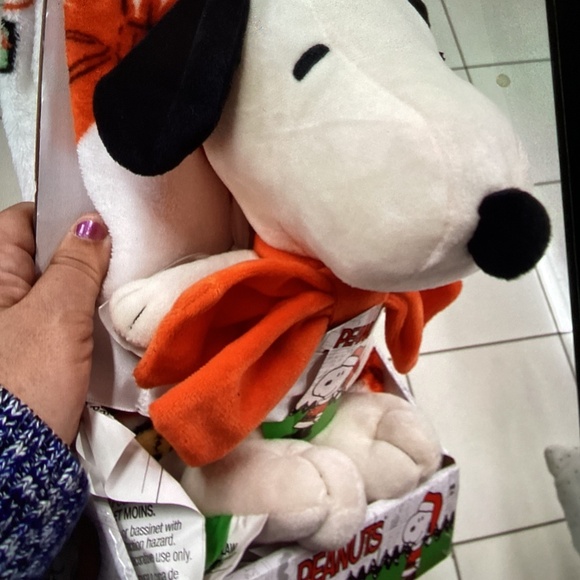New Christmas Peanuts Snoopy Plush and Throw - Picture 2 of 7
